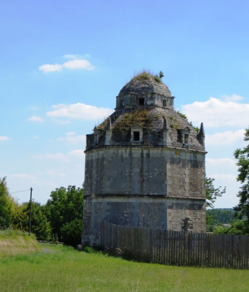 Back in the sixteenth century, keeping doves was favoured by the aristocracy.  This isn't simply a huge folly, but a dovecot. 