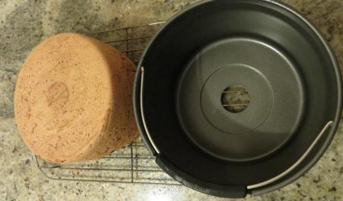 In spite of the hole in the pan, the loaf doesn't leak through it.
